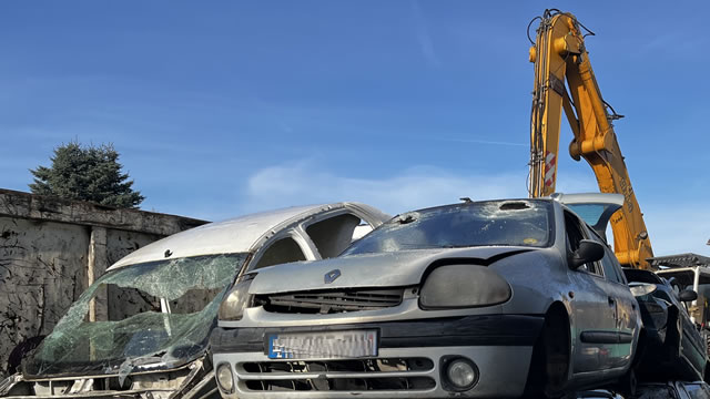 Aplatisseur de voiture en action dans notre centre VHU agréé en Île-de-France pour une destruction conforme